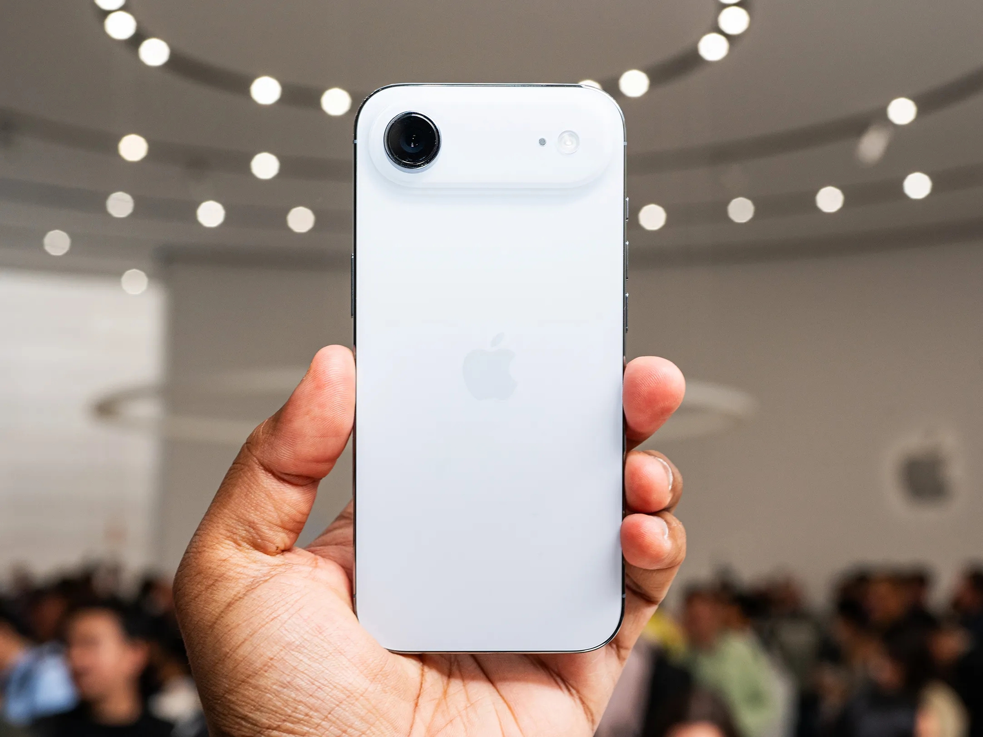 Trên tay iPhone Air siêu mỏng và iPhone 17 Pro Max màu Cam Vũ trụ, có xấu thật không?- Ảnh 4. Trên tay iPhone Air siêu mỏng và iPhone 17 Pro Max màu Cam Vũ trụ, có xấu thật không?- Ảnh 4.