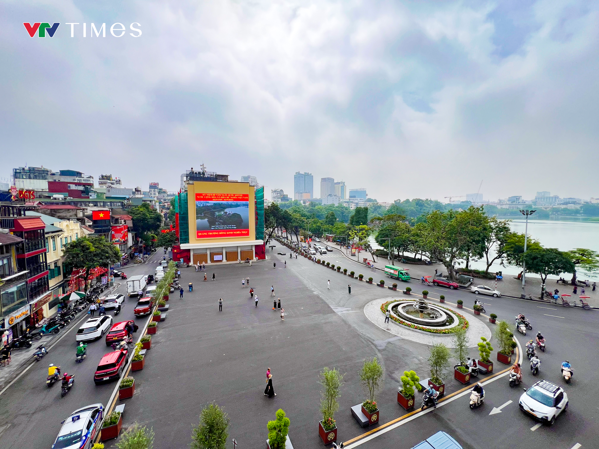 Quảng trường Đông Kinh Nghĩa Thục khoác lên mình diện mạo mới- Ảnh 5. Quảng trường Đông Kinh Nghĩa Thục khoác lên mình diện mạo mới- Ảnh 5.