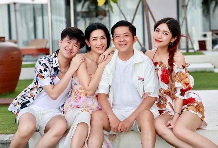 Nhà ngoại giao phim 'Mưa đỏ' từng là hoa hậu có tiếng, U50 an yên bên chồng con- Ảnh 3.
