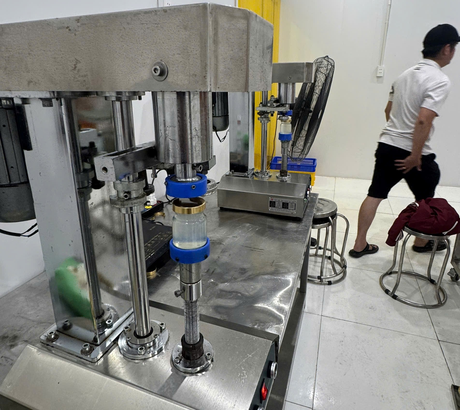 Phát hiện hơn 38.000 lọ nước yến giả, bán đi khắp Đà Nẵng, Hải Phòng, Thanh Hóa- Ảnh 2.