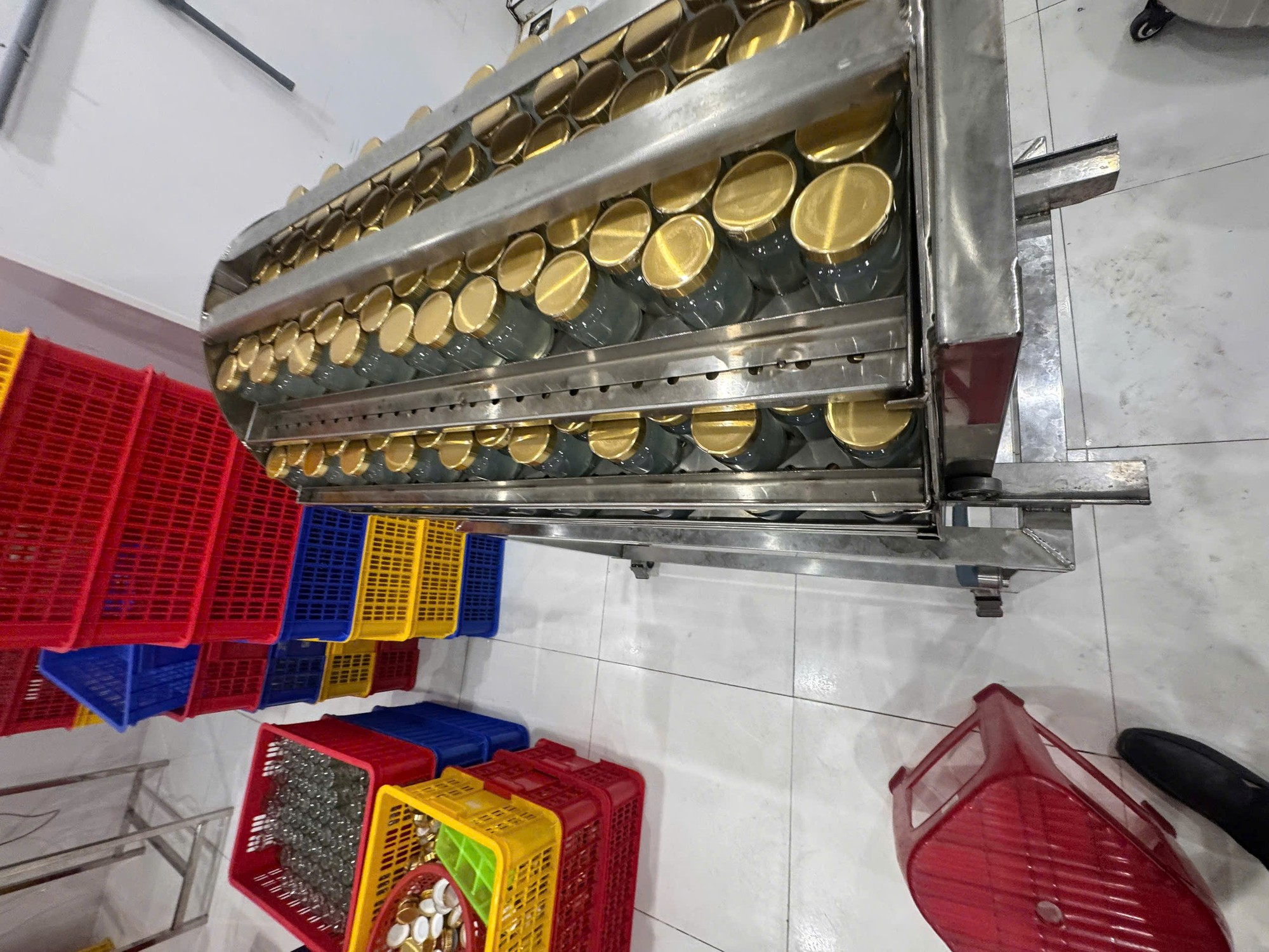 Phát hiện hơn 38.000 lọ nước yến giả, bán đi khắp Đà Nẵng, Hải Phòng, Thanh Hóa- Ảnh 3.