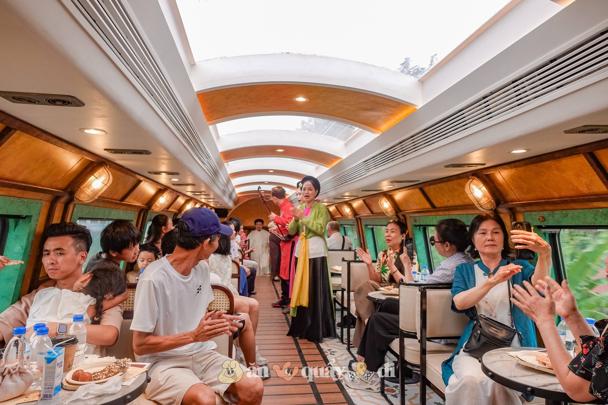 Chi 550k trải nghiệm 3,5h trên tàu Chi 550k trải nghiệm 3,5h trên tàu