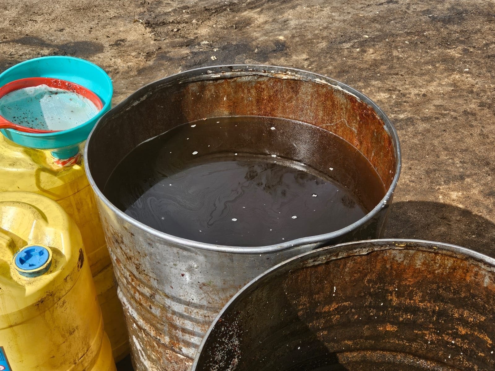 Theo dõi xe tải liên tục ra vào bãi đỗ xe, công an triệt phá đường dây sản xuất dầu ăn giả, tịch thu nhiều can dầu 20 lít và tiền mặt phi pháp- Ảnh 2.