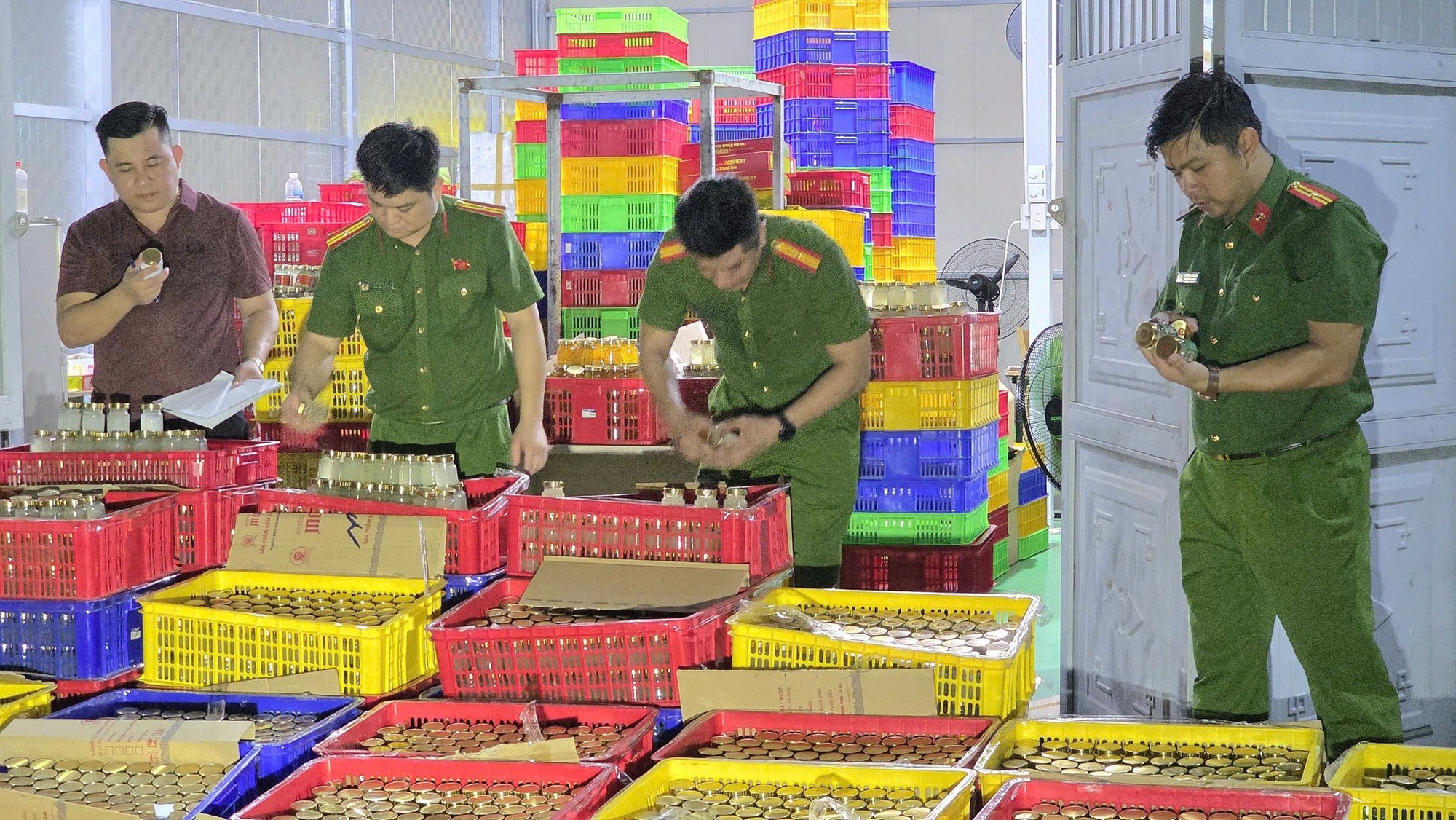 Cận cảnh quy mô gây choáng của "tổng kho" sản xuất nước yến giả tại Đà Nẵng- Ảnh 2.