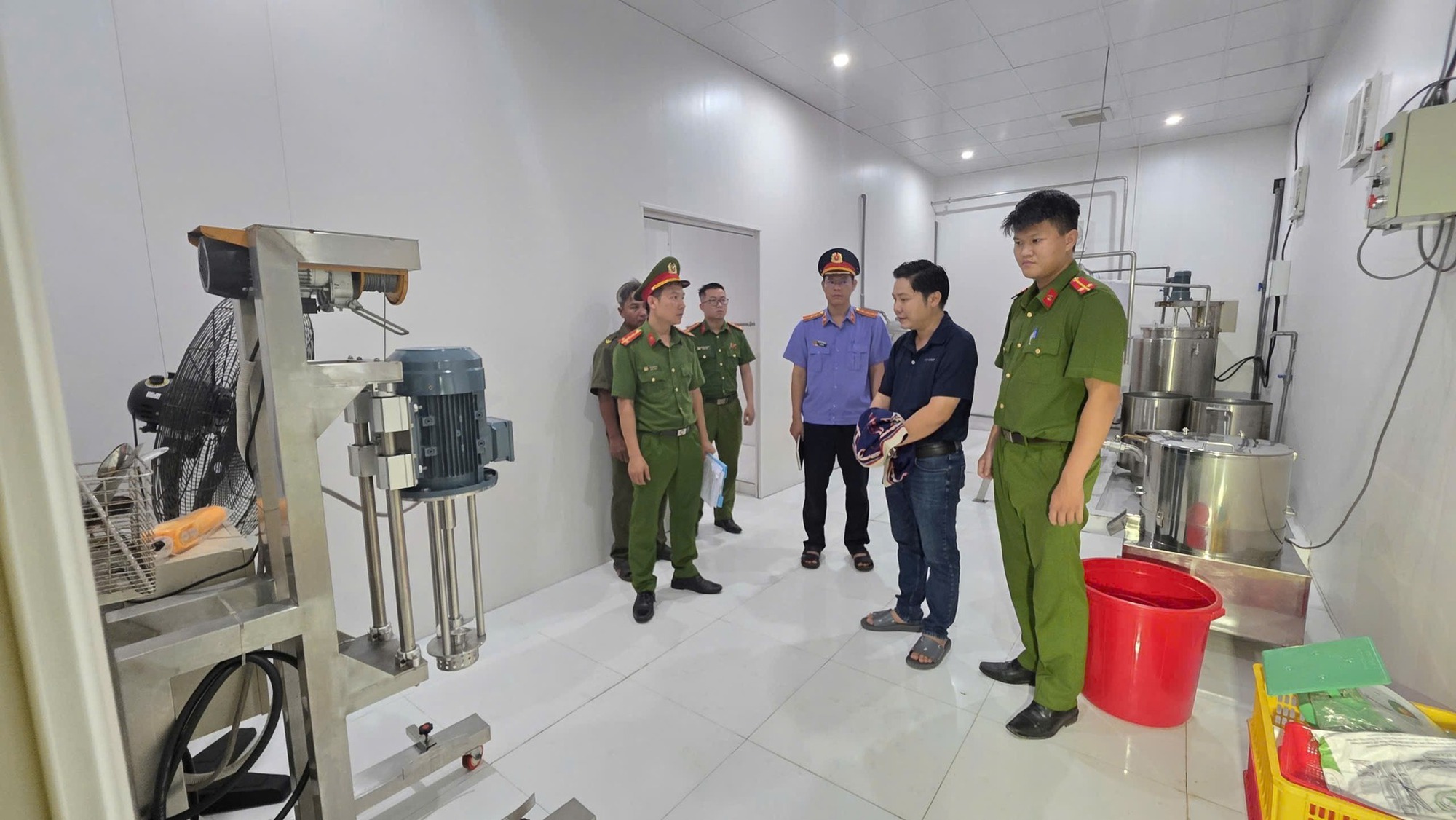 Cận cảnh quy mô gây choáng của "tổng kho" sản xuất nước yến giả tại Đà Nẵng- Ảnh 9.