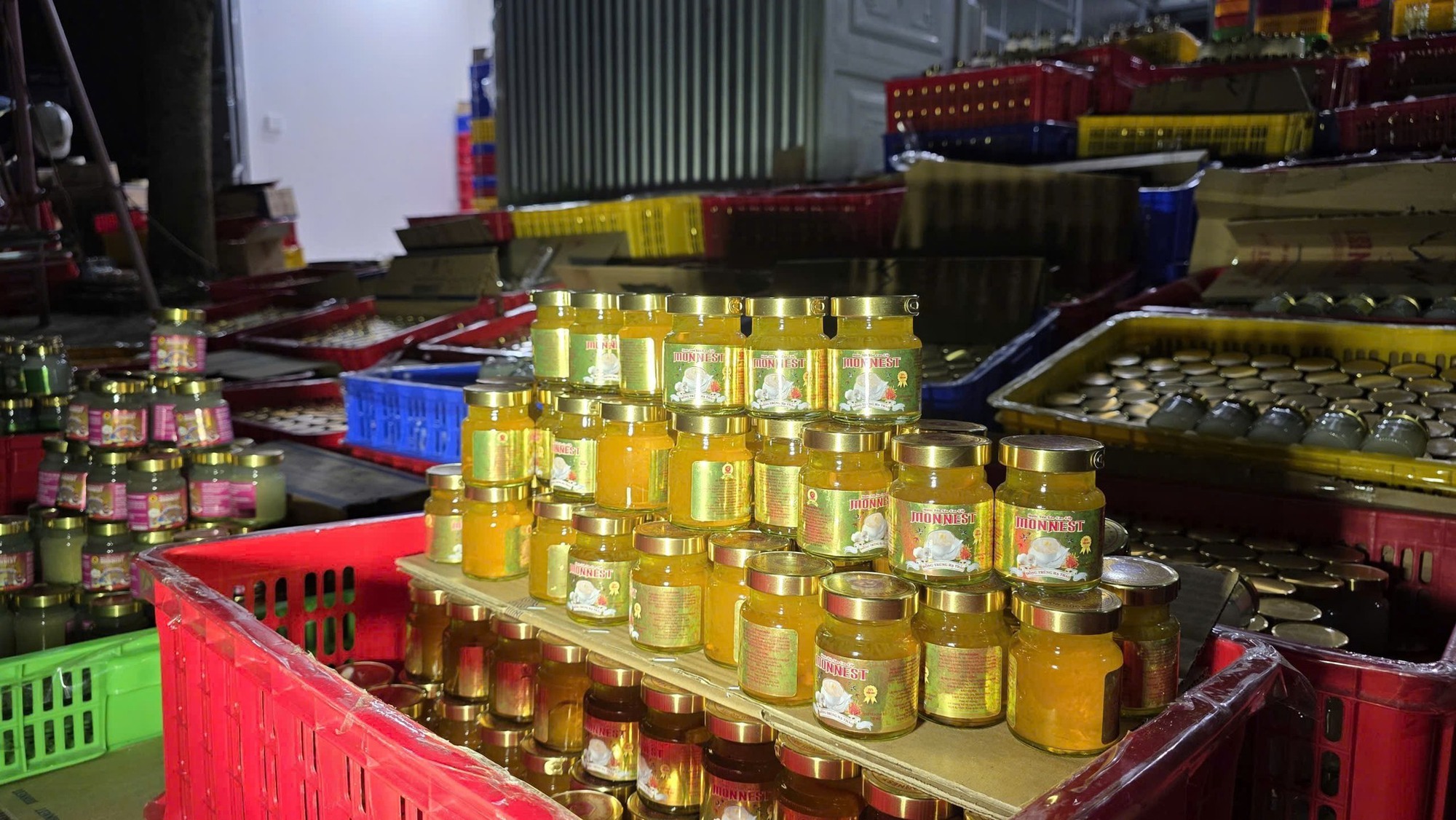 Cận cảnh quy mô gây choáng của "tổng kho" sản xuất nước yến giả tại Đà Nẵng- Ảnh 3.
