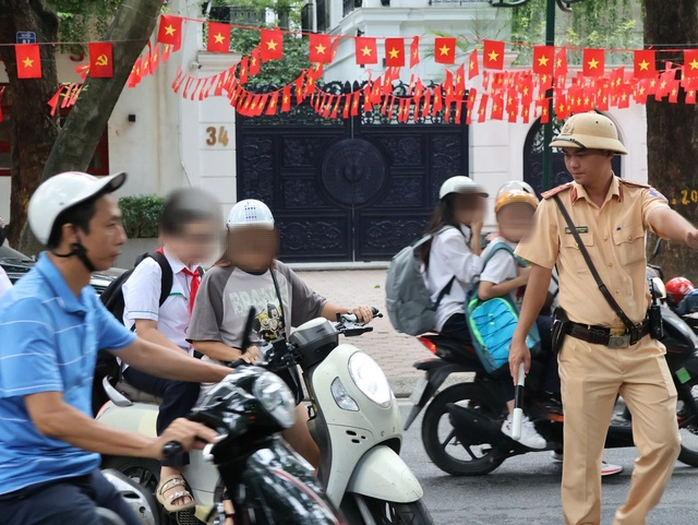 Hàng loạt phụ huynh, học sinh ở Hà Nội bị xử phạt do vi phạm giao thông- Ảnh 1.