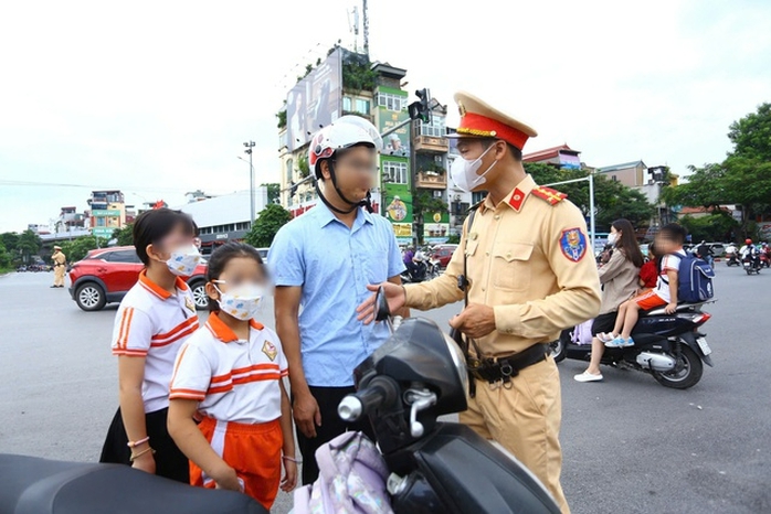 Hàng loạt phụ huynh, học sinh ở Hà Nội bị xử phạt do vi phạm giao thông- Ảnh 2.