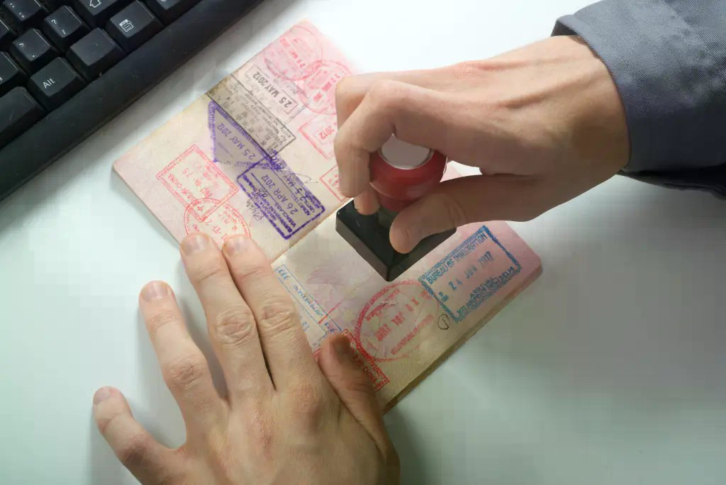 Nhiều nước sắp bỏ đóng dấu hộ chiếu, xuất nhập cảnh thế nào?- Ảnh 1.
