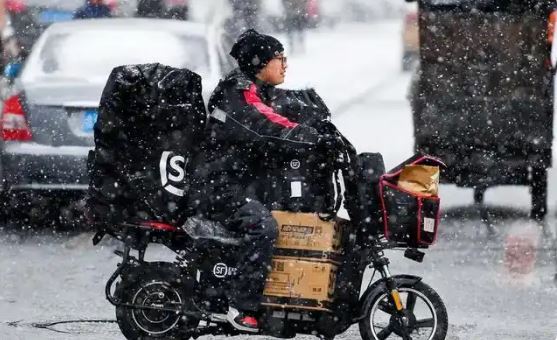 Shipper chăm chỉ học từng phút, 13 năm vượt 30.000 ứng viên trúng tuyển thành cơ trưởng: Tôi tận dụng, học từng phút giây- Ảnh 1.