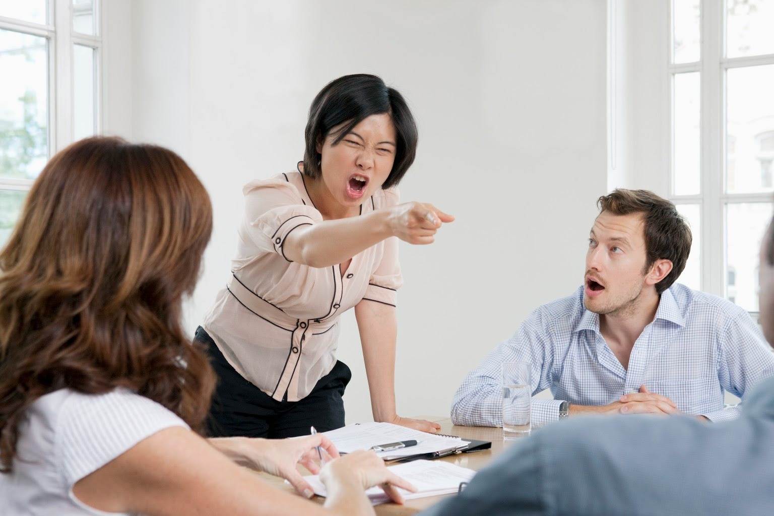 Thường xuyên làm 3 việc này trong các buổi họp là biểu hiện của người EQ thấp- Ảnh 1. Thường xuyên làm 3 việc này trong các buổi họp là biểu hiện của người EQ thấp- Ảnh 1.