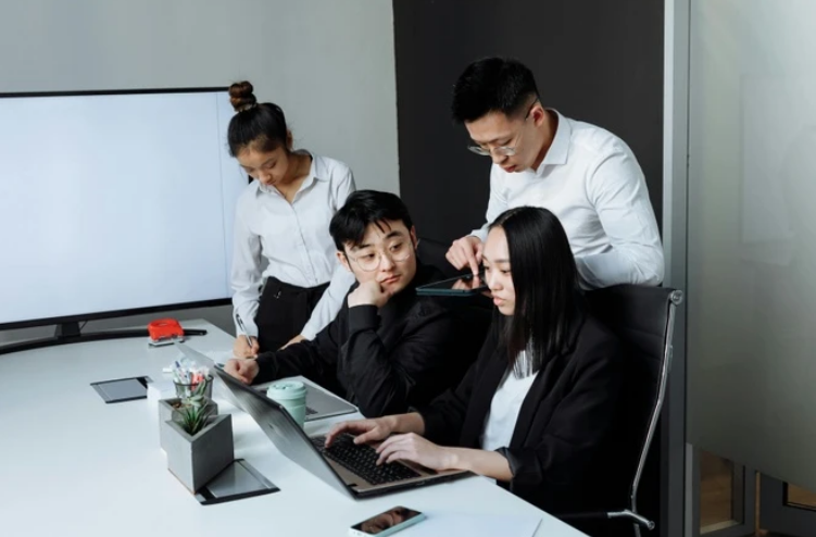 Thường xuyên làm 3 việc này trong các buổi họp là biểu hiện của người EQ thấp- Ảnh 2. Thường xuyên làm 3 việc này trong các buổi họp là biểu hiện của người EQ thấp- Ảnh 2.
