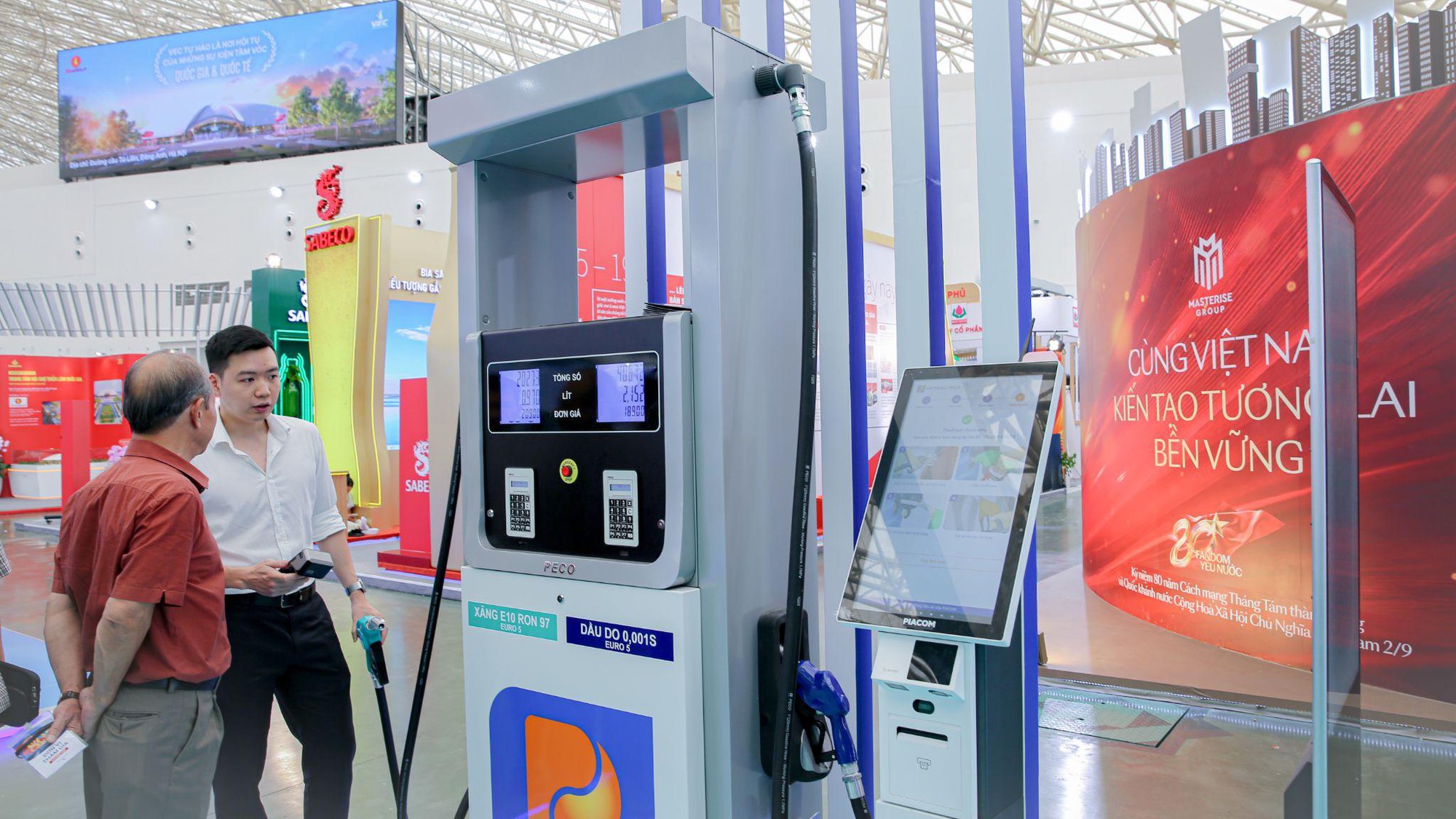 Giới thiệu mô hình 'Cửa hàng xăng dầu tự động' tại Triển lãm Quốc gia 80 năm Quốc khánh- Ảnh 1. Giới thiệu mô hình 'Cửa hàng xăng dầu tự động' tại Triển lãm Quốc gia 80 năm Quốc khánh- Ảnh 1.