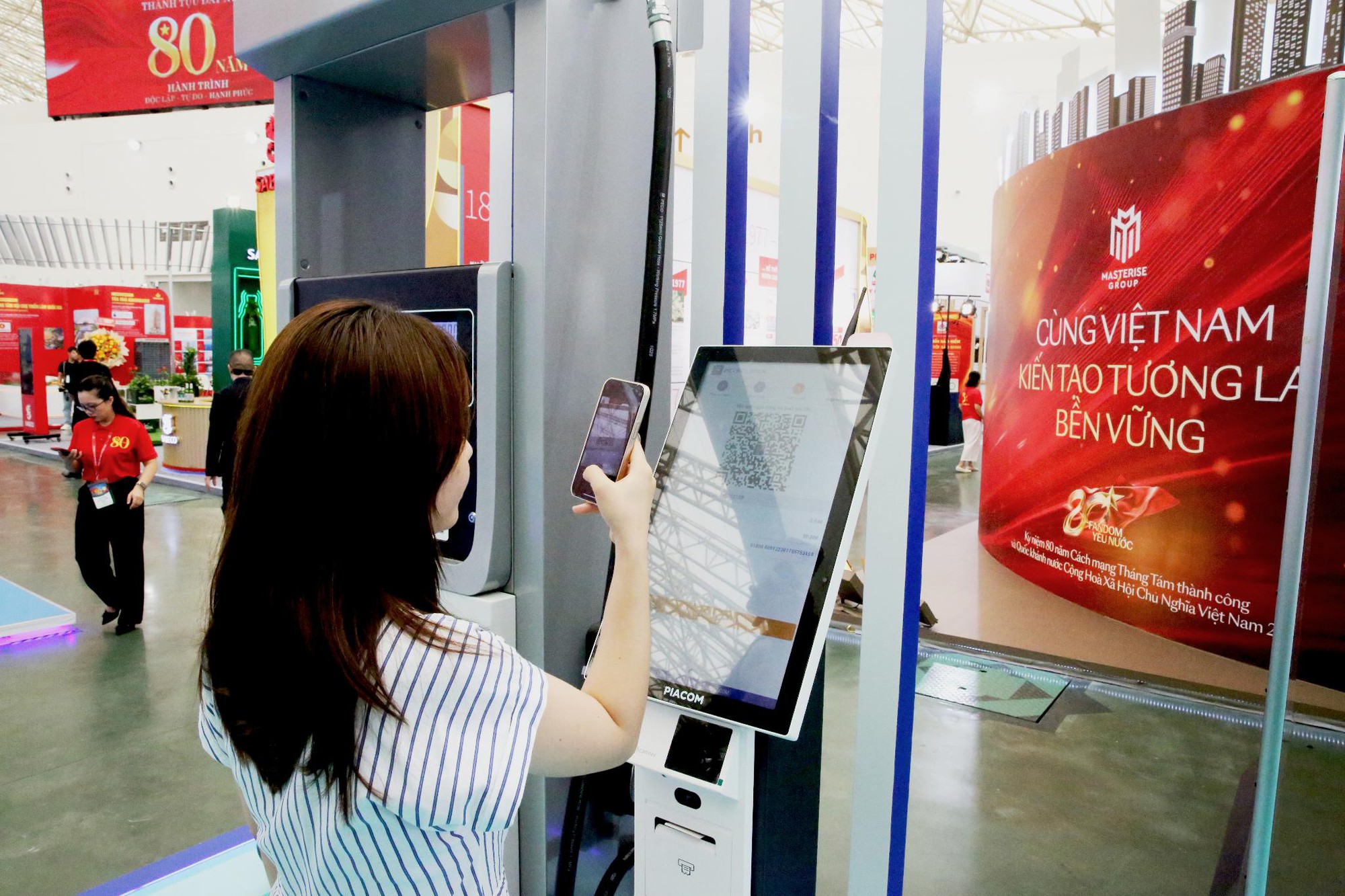 Giới thiệu mô hình 'Cửa hàng xăng dầu tự động' tại Triển lãm Quốc gia 80 năm Quốc khánh- Ảnh 3. Giới thiệu mô hình 'Cửa hàng xăng dầu tự động' tại Triển lãm Quốc gia 80 năm Quốc khánh- Ảnh 3.