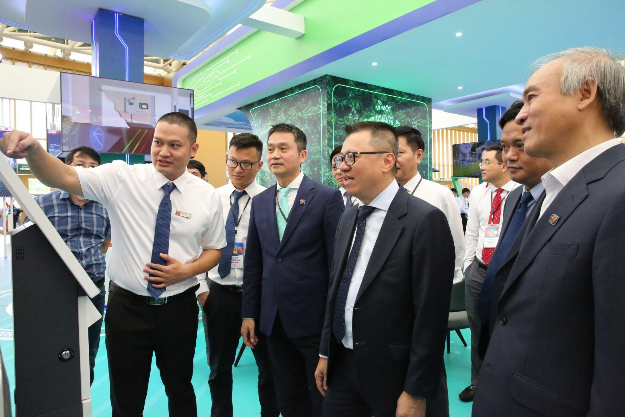 Giới thiệu mô hình 'Cửa hàng xăng dầu tự động' tại Triển lãm Quốc gia 80 năm Quốc khánh- Ảnh 4. Giới thiệu mô hình 'Cửa hàng xăng dầu tự động' tại Triển lãm Quốc gia 80 năm Quốc khánh- Ảnh 4.