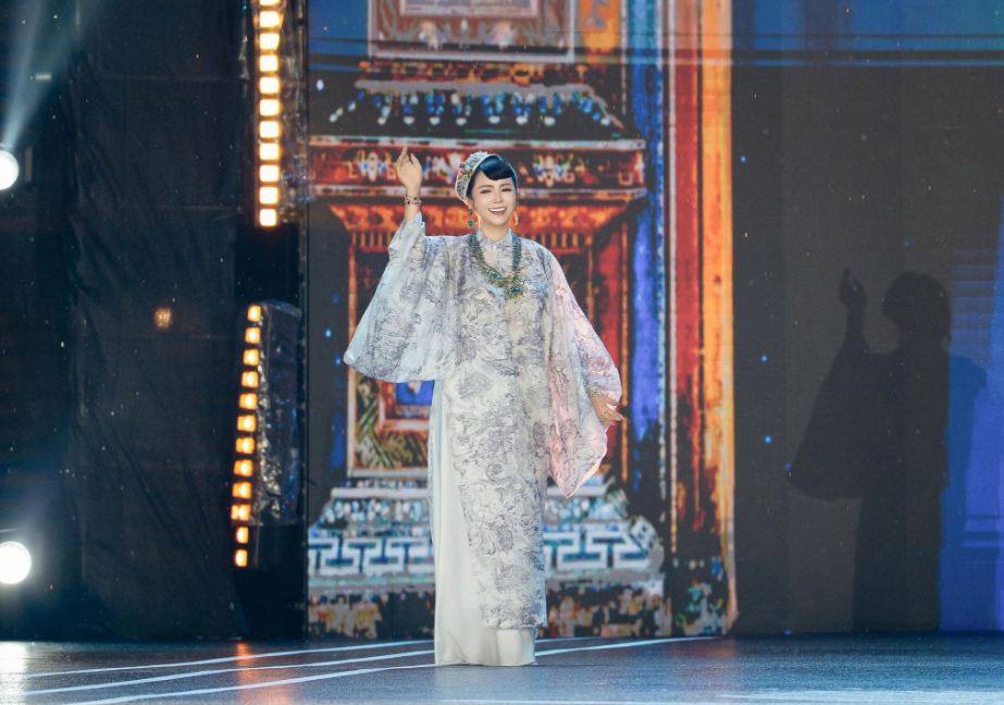 Nữ giám khảo khách mời chiếm trọn spotlight tại ‘ghế nóng’ Miss Grand 2025: Diện trang phục dân tộc tự thiết kế với loạt chi tiết đắt giá- Ảnh 1.