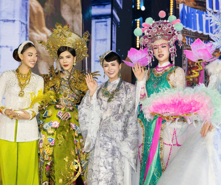 Nữ giám khảo khách mời chiếm trọn spotlight tại ‘ghế nóng’ Miss Grand 2025: Diện trang phục dân tộc tự thiết kế với loạt chi tiết đắt giá- Ảnh 2.