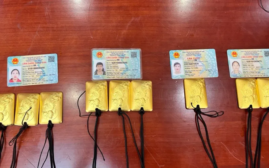 Tang vật gồm 9 miếng vàng (Nguồn: VOV)