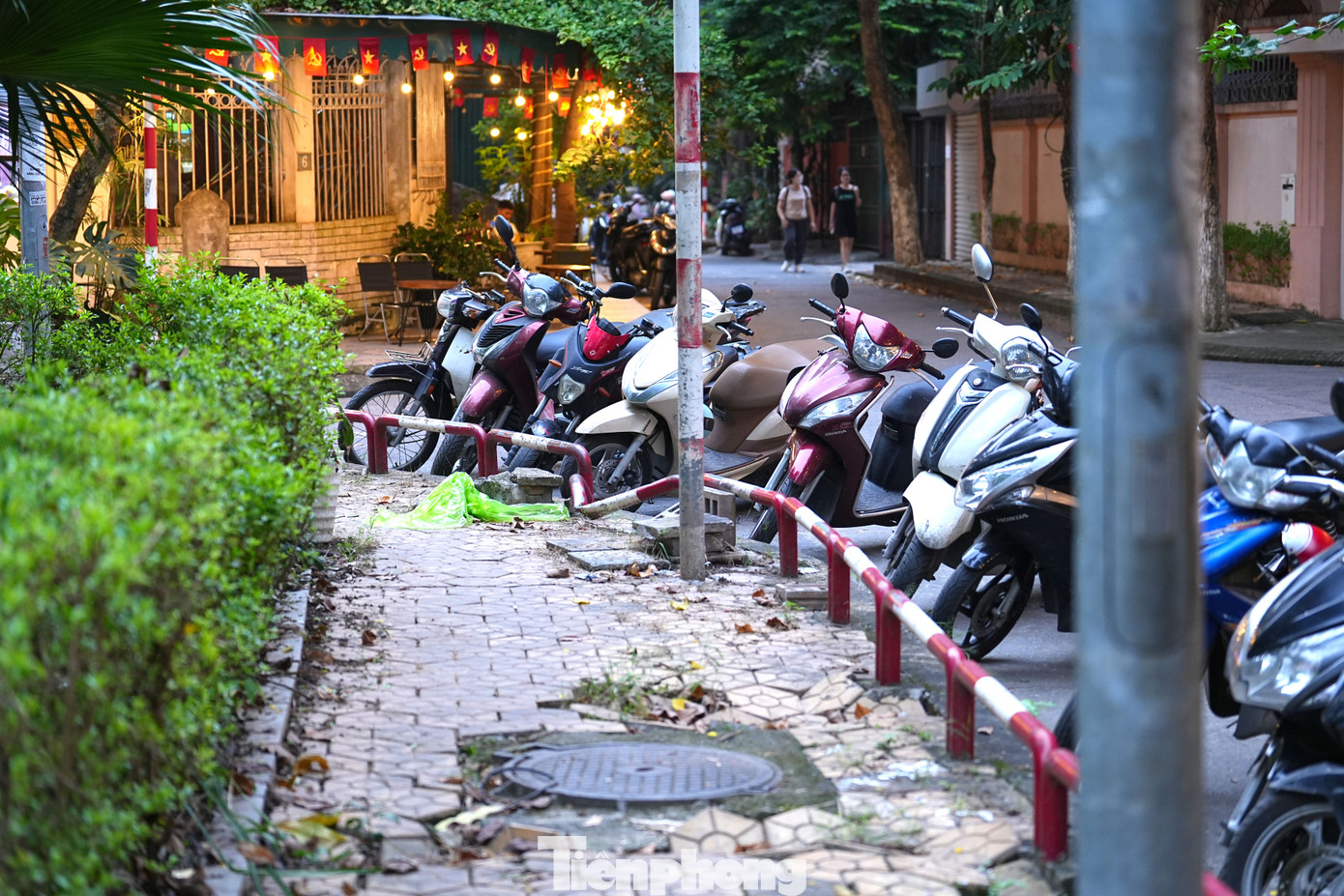 Cảnh hoang tàn, xuống cấp tại vườn hoa 52 tỷ ở Hà Nội- Ảnh 2.