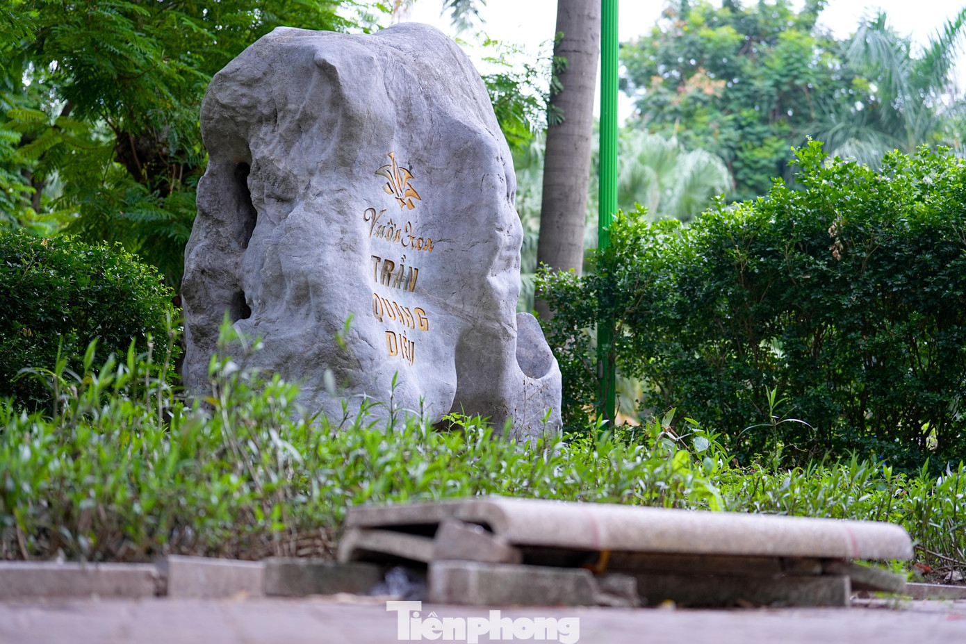 Cảnh hoang tàn, xuống cấp tại vườn hoa 52 tỷ ở Hà Nội- Ảnh 1.