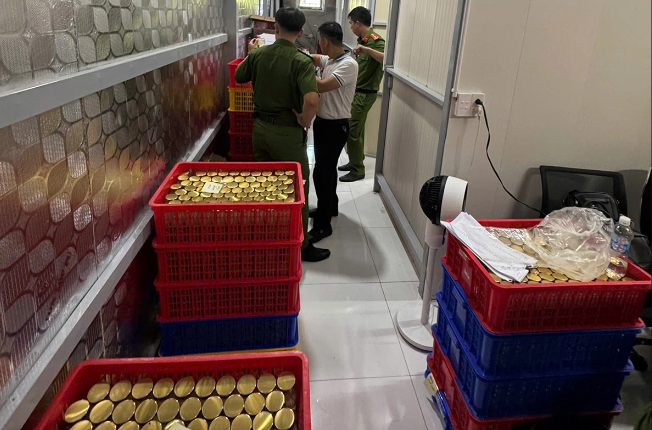 Triệt phá đường dây sản xuất yến chưng giả quy mô lớn: Thu giữ 38.000 lọ, kiểm tra không thấy có yến bên trong- Ảnh 2.