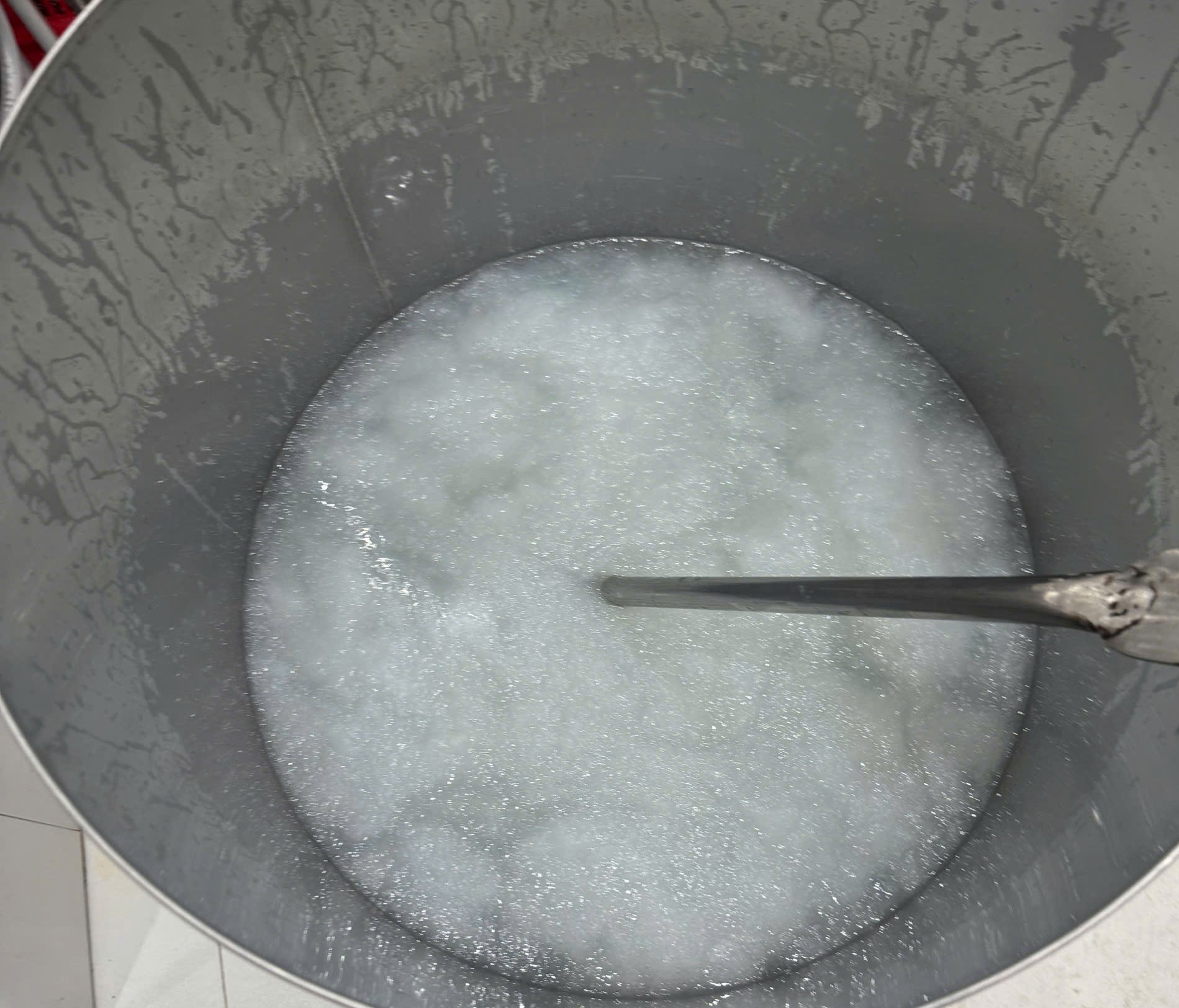 Cận cảnh quy mô gây choáng của "tổng kho" sản xuất nước yến giả tại Đà Nẵng- Ảnh 7.