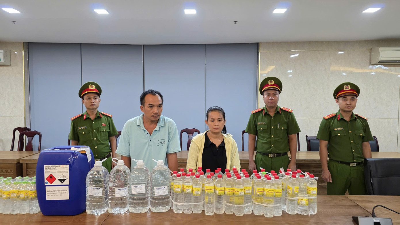 Dùng axit công nghiệp trộn với nước giếng khoan để sản xuất hàng ngàn lít giấm mỗi ngày- Ảnh 1.