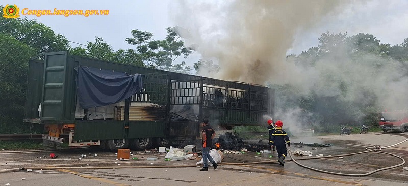 Cháy xe container giữa đường, hé lộ bí mật ẩn giấu trong 195 thùng xốp khiến nhiều người giật mình- Ảnh 1. Cháy xe container giữa đường, hé lộ bí mật ẩn giấu trong 195 thùng xốp khiến nhiều người giật mình- Ảnh 1.