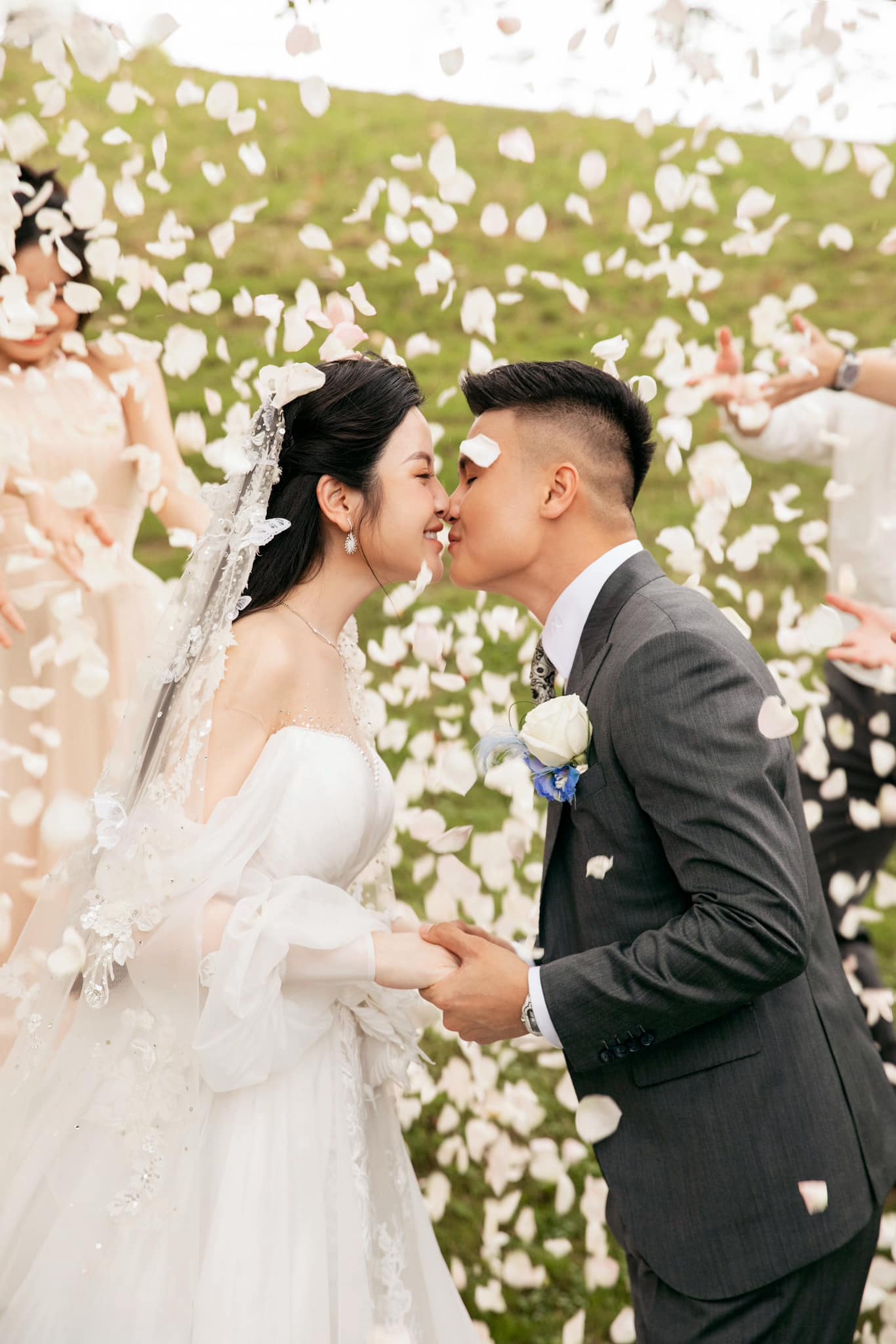 Quang Hải được vợ lái xế hộp bạc tỷ đưa đi làm, tưởng Quang Hải được vợ lái xế hộp bạc tỷ đưa đi làm, tưởng
