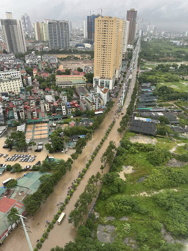 Vì sao Hà Nội mưa lớn kéo dài, ngập sâu khủng khiếp khắp nơi sáng 26/8?- Ảnh 1.