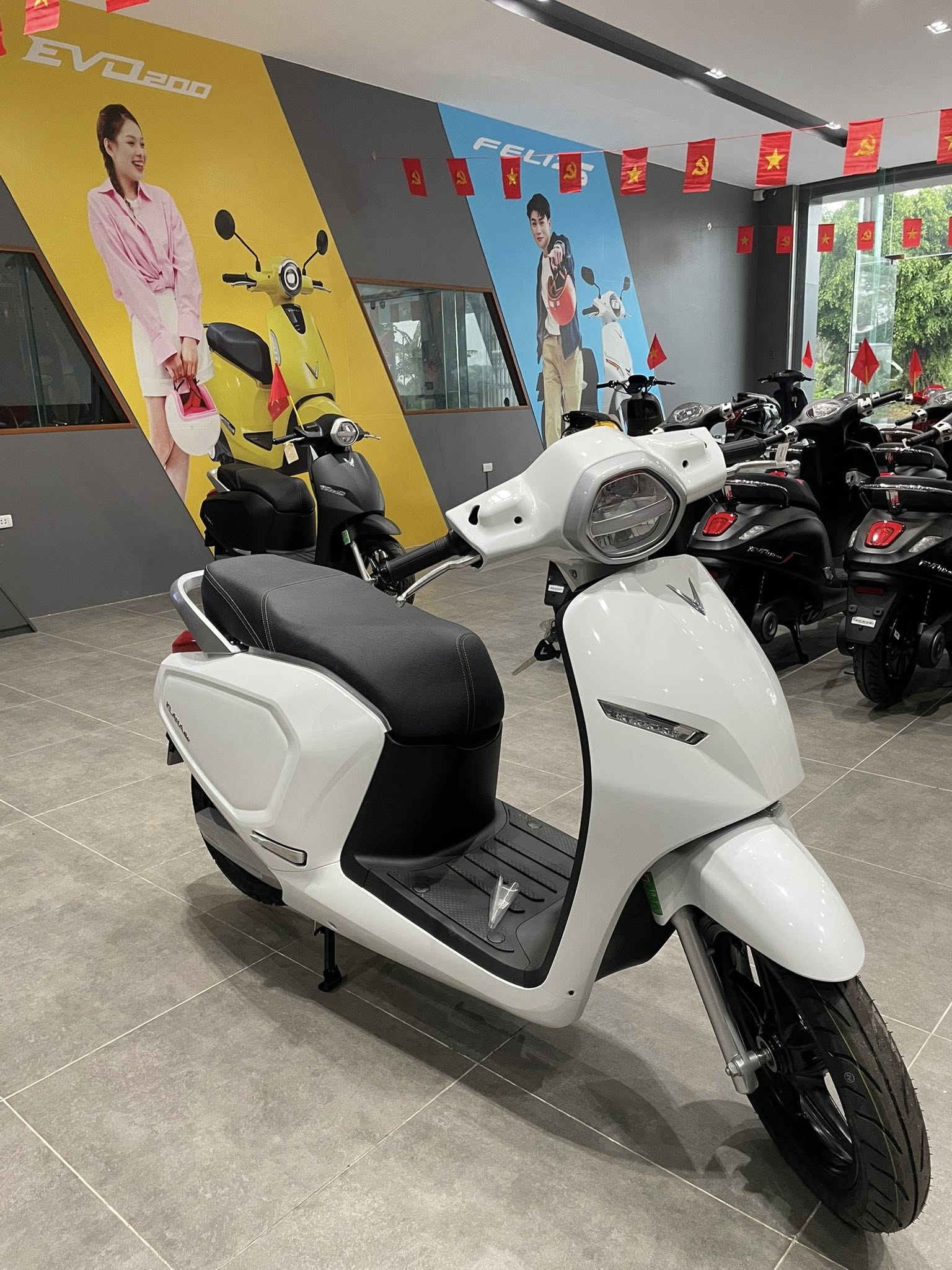 Xe máy điện gây sốt khi giảm giá còn 25 triệu: Ngoại hình đẹp, pin chạy 112km thách thức xe xăng- Ảnh 4. Xe máy điện gây sốt khi giảm giá còn 25 triệu: Ngoại hình đẹp, pin chạy 112km thách thức xe xăng- Ảnh 4.