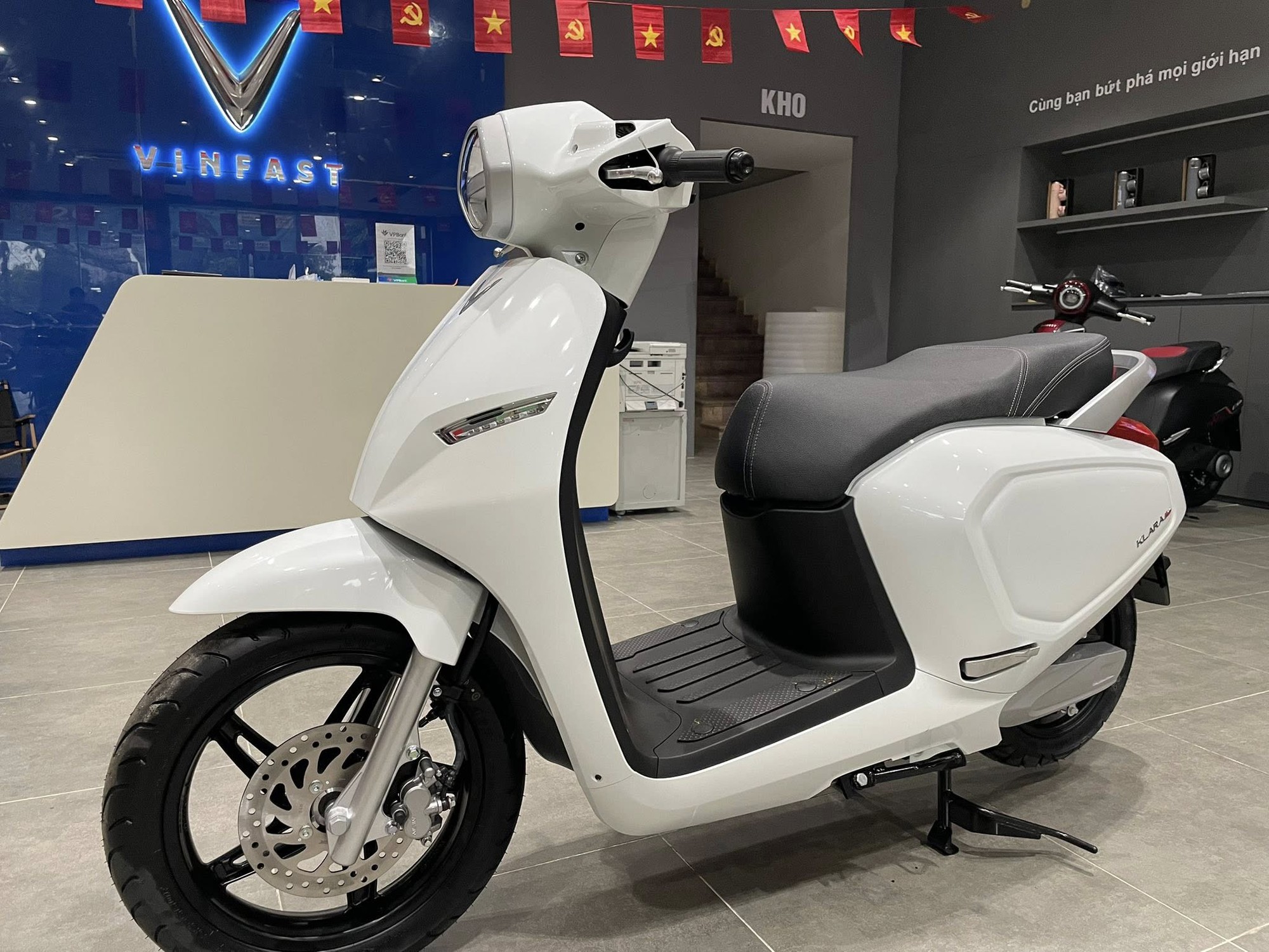 Xe máy điện gây sốt khi giảm giá còn 25 triệu: Ngoại hình đẹp, pin chạy 112km thách thức xe xăng- Ảnh 2. Xe máy điện gây sốt khi giảm giá còn 25 triệu: Ngoại hình đẹp, pin chạy 112km thách thức xe xăng- Ảnh 2.