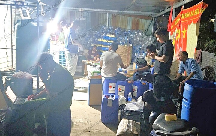 Hãi hùng hơn 30.000 lít giấm độc hại suýt tuồn ra thị trường ở Đà Nẵng- Ảnh 1. Hãi hùng hơn 30.000 lít giấm độc hại suýt tuồn ra thị trường ở Đà Nẵng- Ảnh 1.
