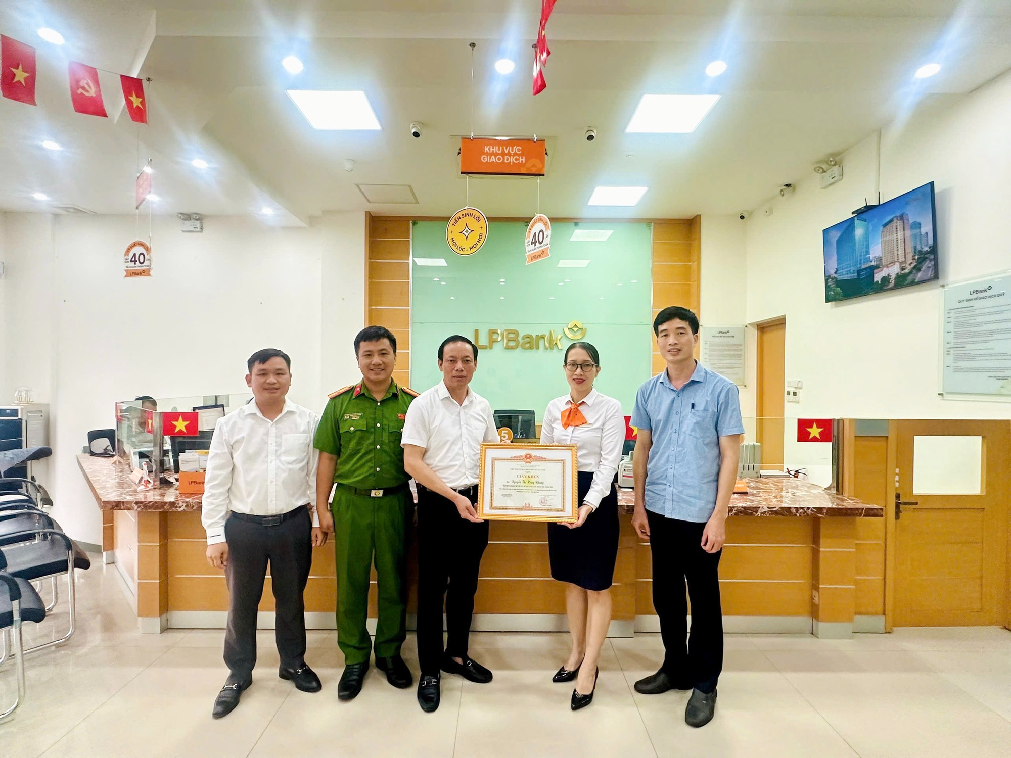 Cụ bà yêu cầu rút trước hạn 2 sổ tiết kiệm 400 triệu đồng, nhân viên LPBank nhìn biểu hiện rồi lập tức báo công an- Ảnh 1.