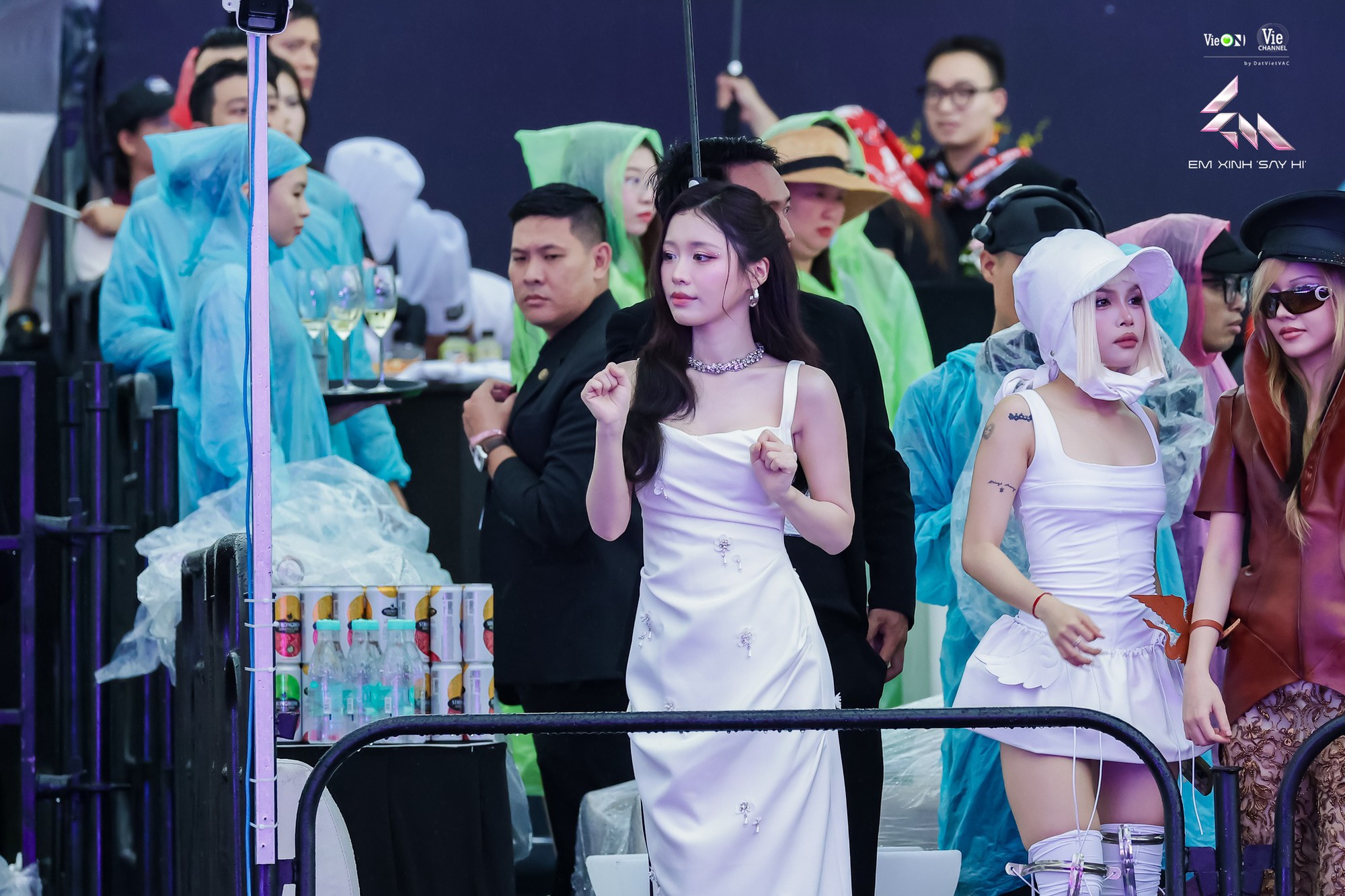 Bùng nổ visual dàn Em Xinh Say Hi tại concert: Phương Ly lộ diện hậu nghi vấn sửa mũi, 1 sao nữ gây sốt đúng 5 giây lướt qua- Ảnh 5.