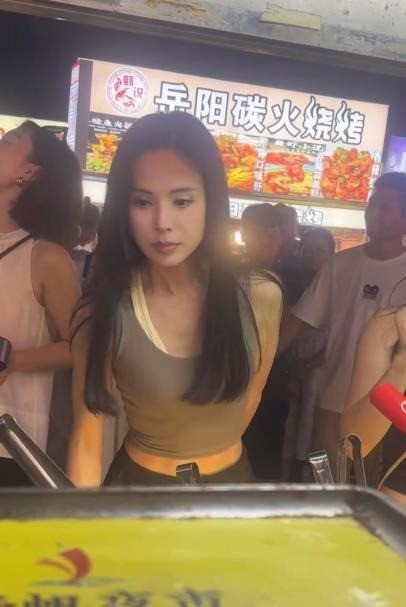 Hình ảnh gây kinh ngạc của Lý Nhược Đồng ở chợ đêm- Ảnh 1.