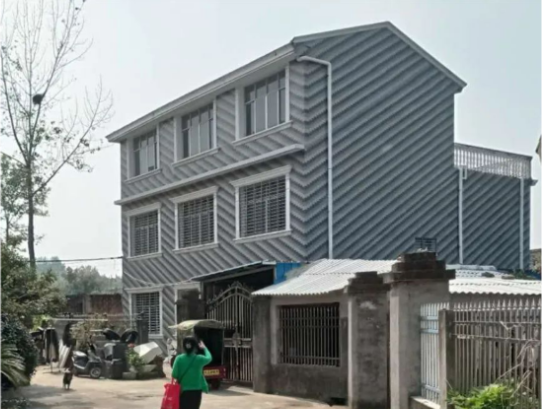 Chi 2,5 tỷ đồng mua nhà cho mẹ, người đàn ông “ngã ngửa” vì chủ cũ dựng lều chắn cổng đòi thêm 700 triệu đồng: “Tôi bán nhà chứ không bán đường”- Ảnh 1.