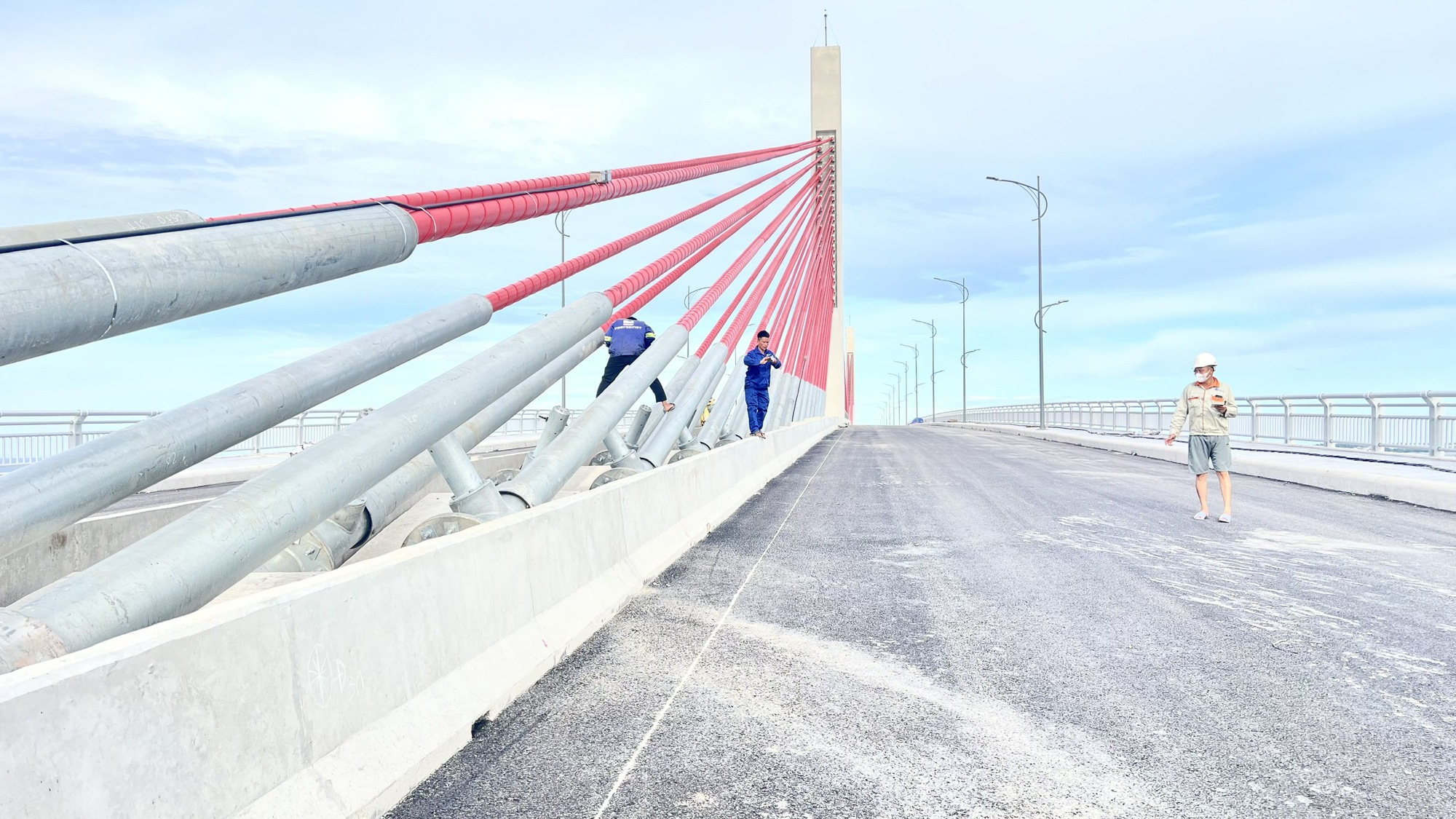 Chậm tiến độ 9 tháng, cầu vượt cửa biển lớn nhất miền Trung bây giờ ra sao?- Ảnh 10. Chậm tiến độ 9 tháng, cầu vượt cửa biển lớn nhất miền Trung bây giờ ra sao?- Ảnh 10.
