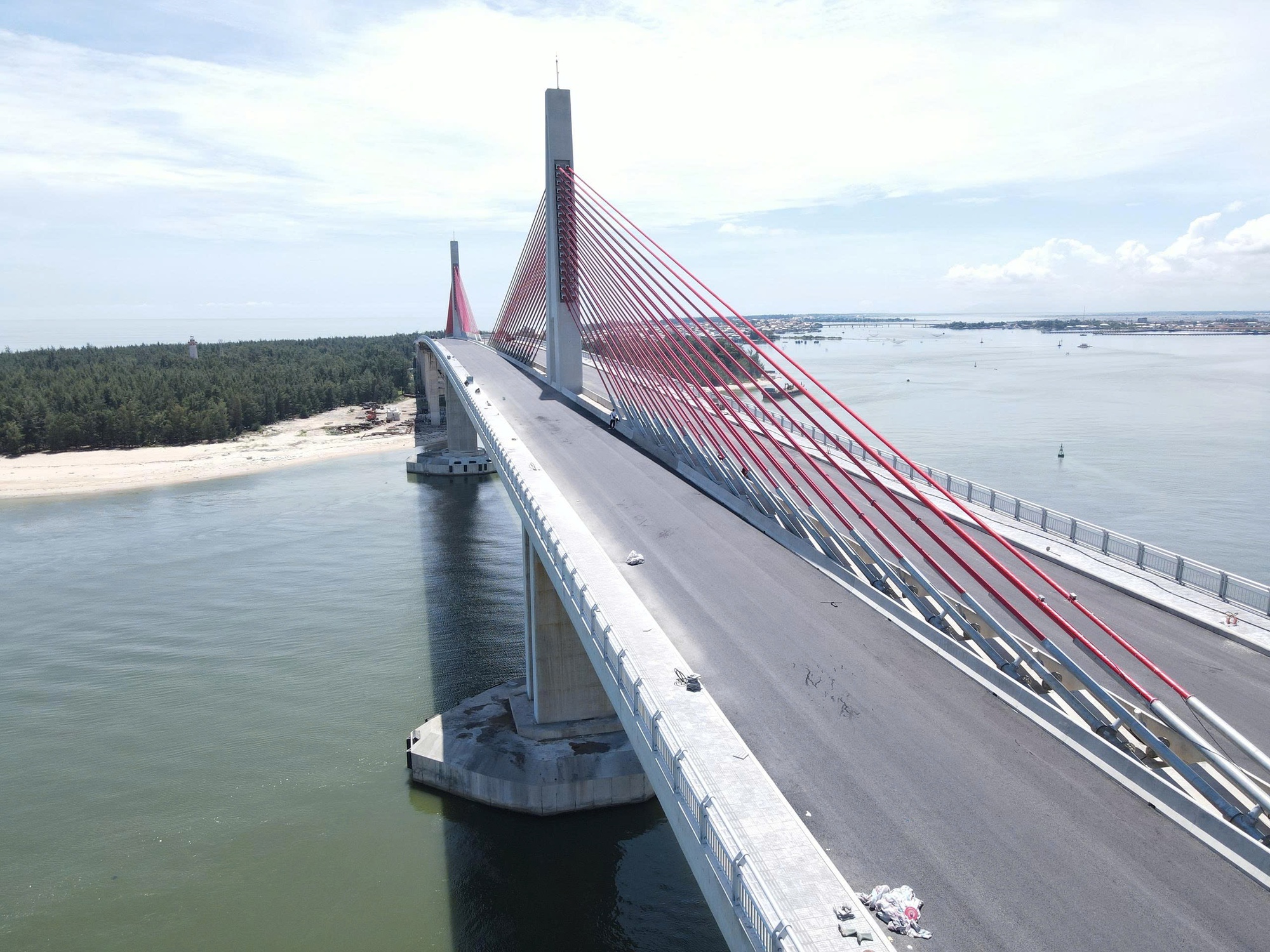 Chậm tiến độ 9 tháng, cầu vượt cửa biển lớn nhất miền Trung bây giờ ra sao?- Ảnh 4. Chậm tiến độ 9 tháng, cầu vượt cửa biển lớn nhất miền Trung bây giờ ra sao?- Ảnh 4.