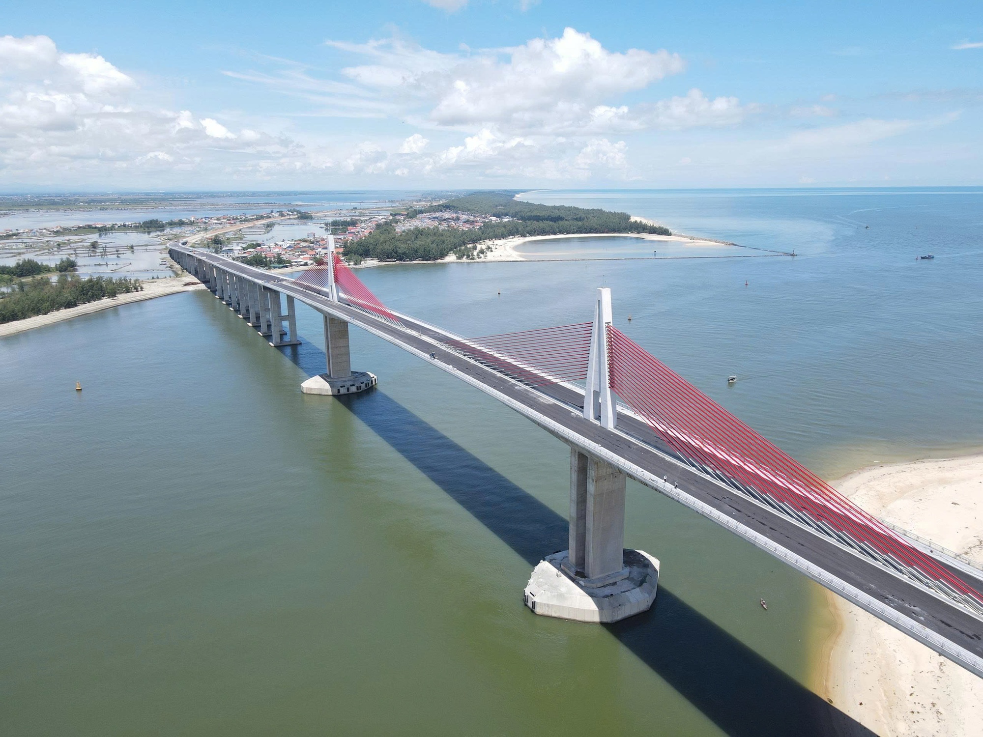 Chậm tiến độ 9 tháng, cầu vượt cửa biển lớn nhất miền Trung bây giờ ra sao?- Ảnh 1. Chậm tiến độ 9 tháng, cầu vượt cửa biển lớn nhất miền Trung bây giờ ra sao?- Ảnh 1.