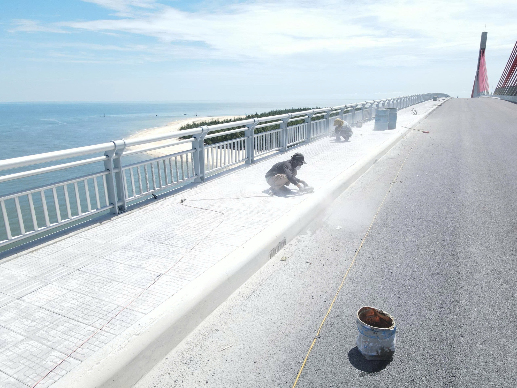 Chậm tiến độ 9 tháng, cầu vượt cửa biển lớn nhất miền Trung bây giờ ra sao?- Ảnh 6. Chậm tiến độ 9 tháng, cầu vượt cửa biển lớn nhất miền Trung bây giờ ra sao?- Ảnh 6.