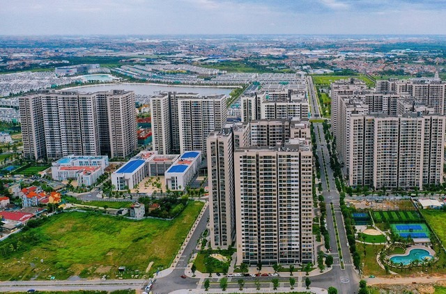 Chung cư 70m2 giờ đã lên tới 5,3 tỷ đồng: Một gia đình thu nhập trung bình phải mất tới gần 27 năm nếu dành toàn bộ thu nhập để mua nhà- Ảnh 1. Chung cư 70m2 giờ đã lên tới 5,3 tỷ đồng: Một gia đình thu nhập trung bình phải mất tới gần 27 năm nếu dành toàn bộ thu nhập để mua nhà- Ảnh 1.