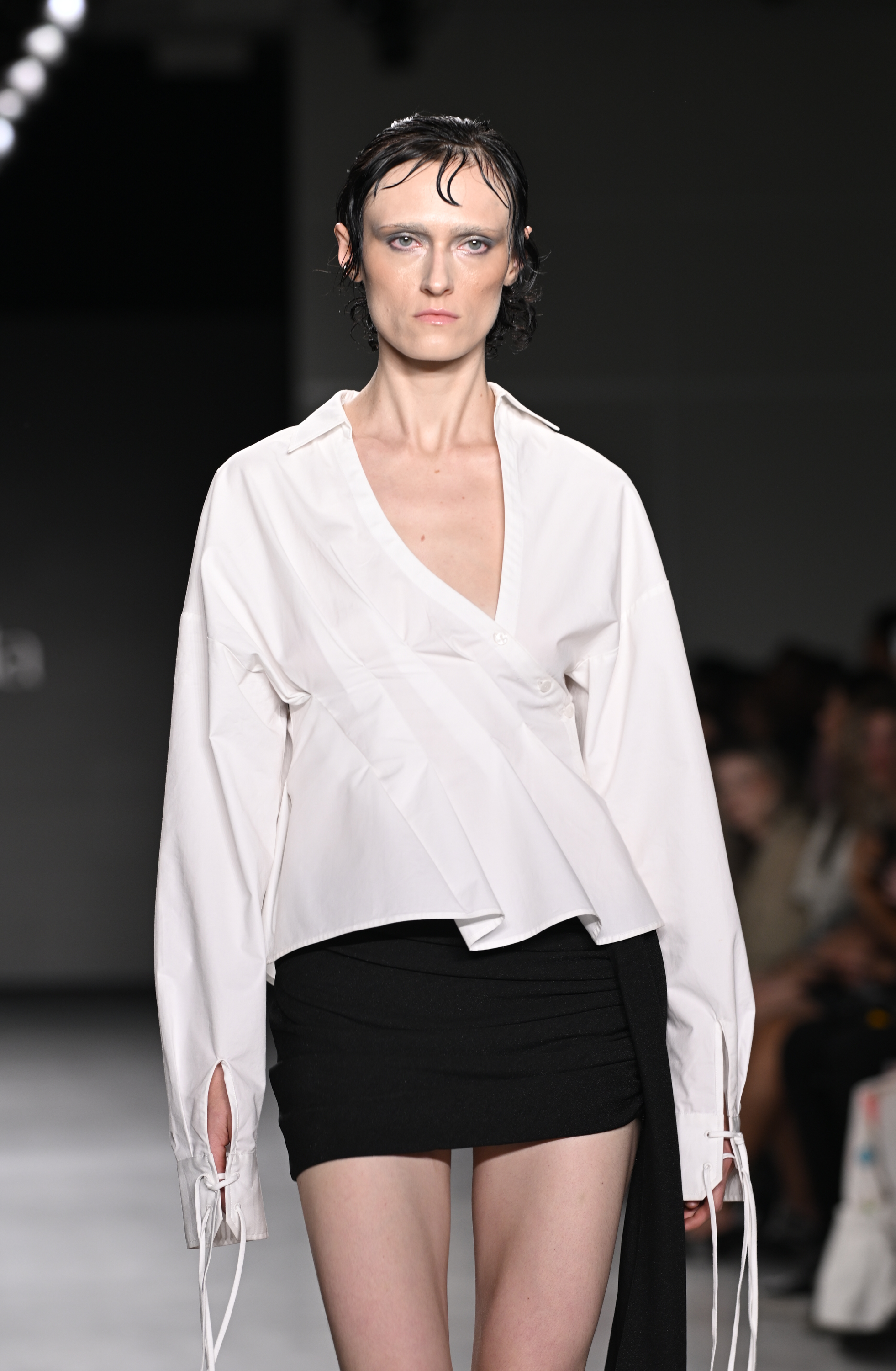 NTK Gen Z đưa thời trang công sở Việt tỏa sáng trên sàn diễn New York Fashion Week- Ảnh 4. NTK Gen Z đưa thời trang công sở Việt tỏa sáng trên sàn diễn New York Fashion Week- Ảnh 4.