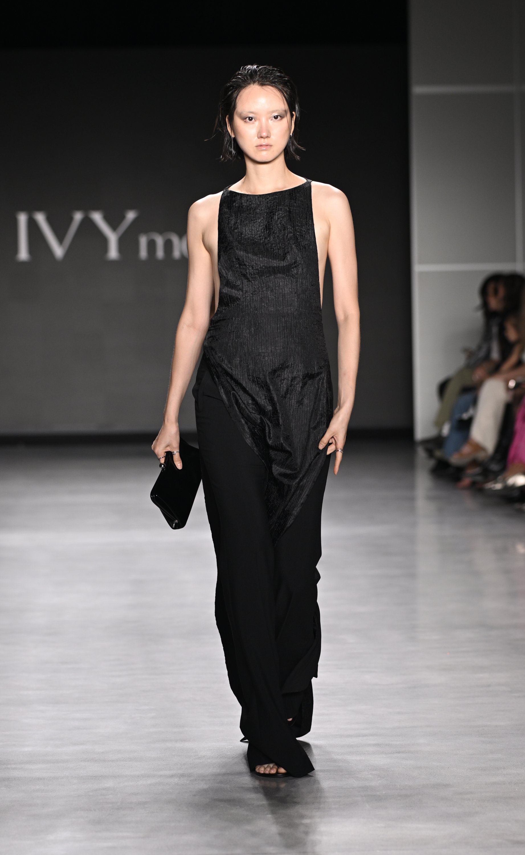 NTK Gen Z đưa thời trang công sở Việt tỏa sáng trên sàn diễn New York Fashion Week- Ảnh 5. NTK Gen Z đưa thời trang công sở Việt tỏa sáng trên sàn diễn New York Fashion Week- Ảnh 5.