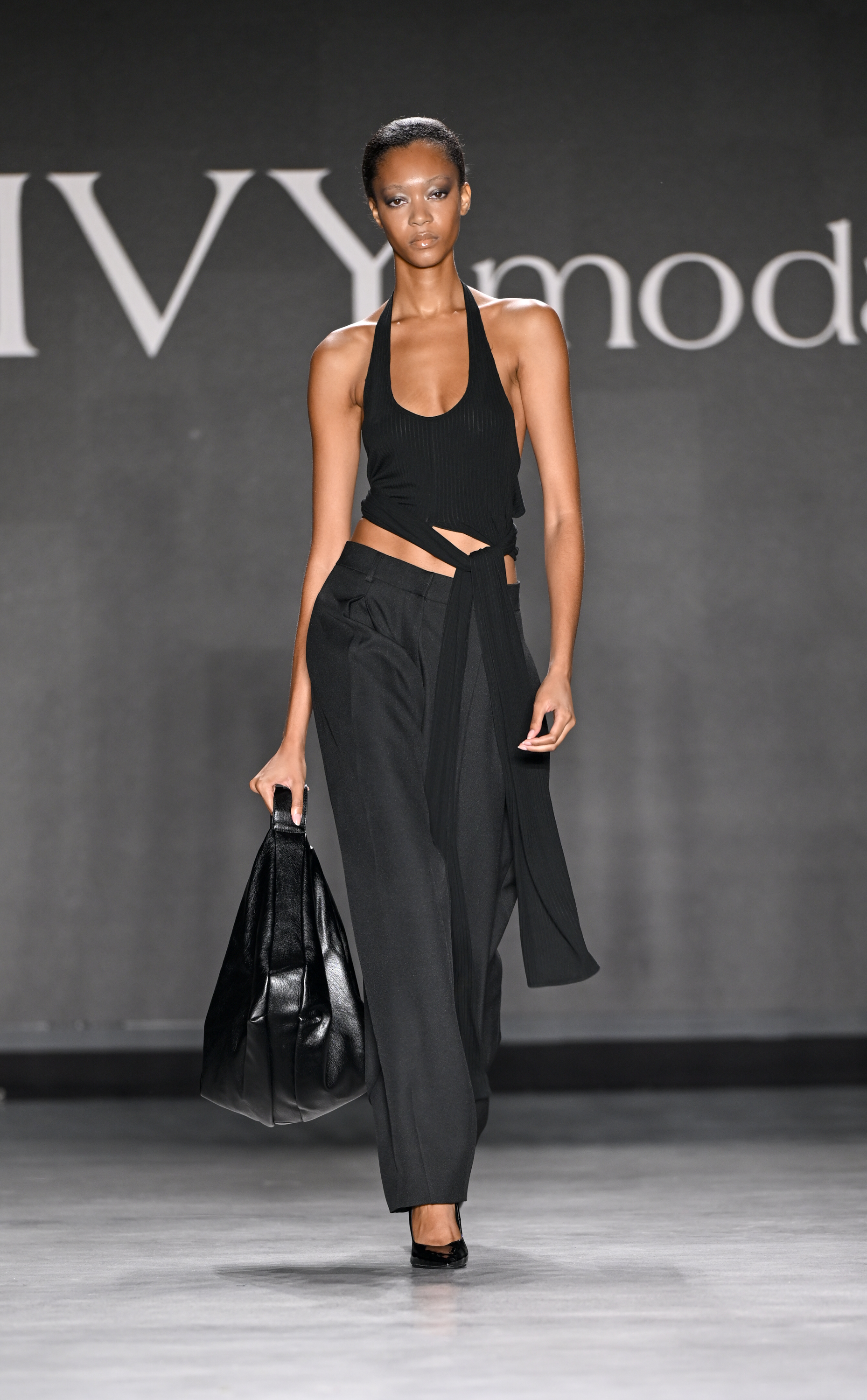 NTK Gen Z đưa thời trang công sở Việt tỏa sáng trên sàn diễn New York Fashion Week- Ảnh 2. NTK Gen Z đưa thời trang công sở Việt tỏa sáng trên sàn diễn New York Fashion Week- Ảnh 2.