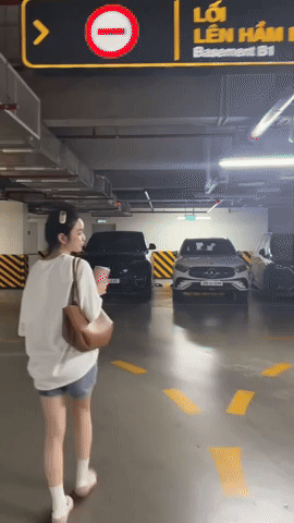 Quang Hải được vợ lái xế hộp bạc tỷ đưa đi làm, tưởng Quang Hải được vợ lái xế hộp bạc tỷ đưa đi làm, tưởng