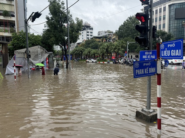 Vì sao Hà Nội mưa lớn kéo dài, ngập sâu khủng khiếp khắp nơi sáng 26/8?- Ảnh 4.