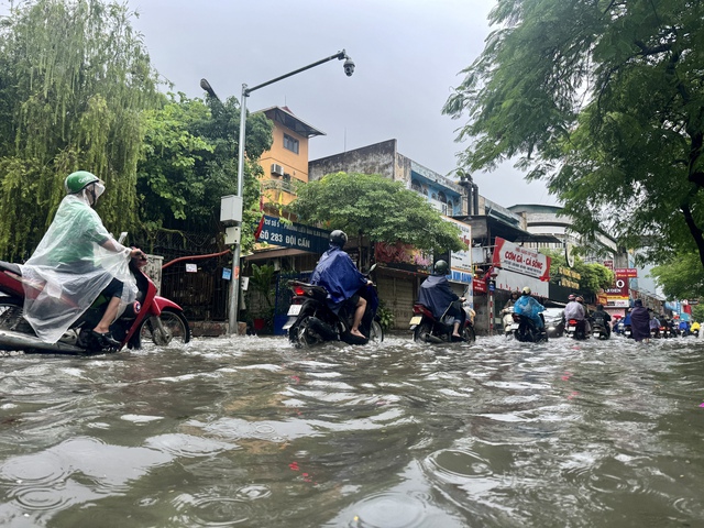 Vì sao Hà Nội mưa lớn kéo dài, ngập sâu khủng khiếp khắp nơi sáng 26/8?- Ảnh 2.