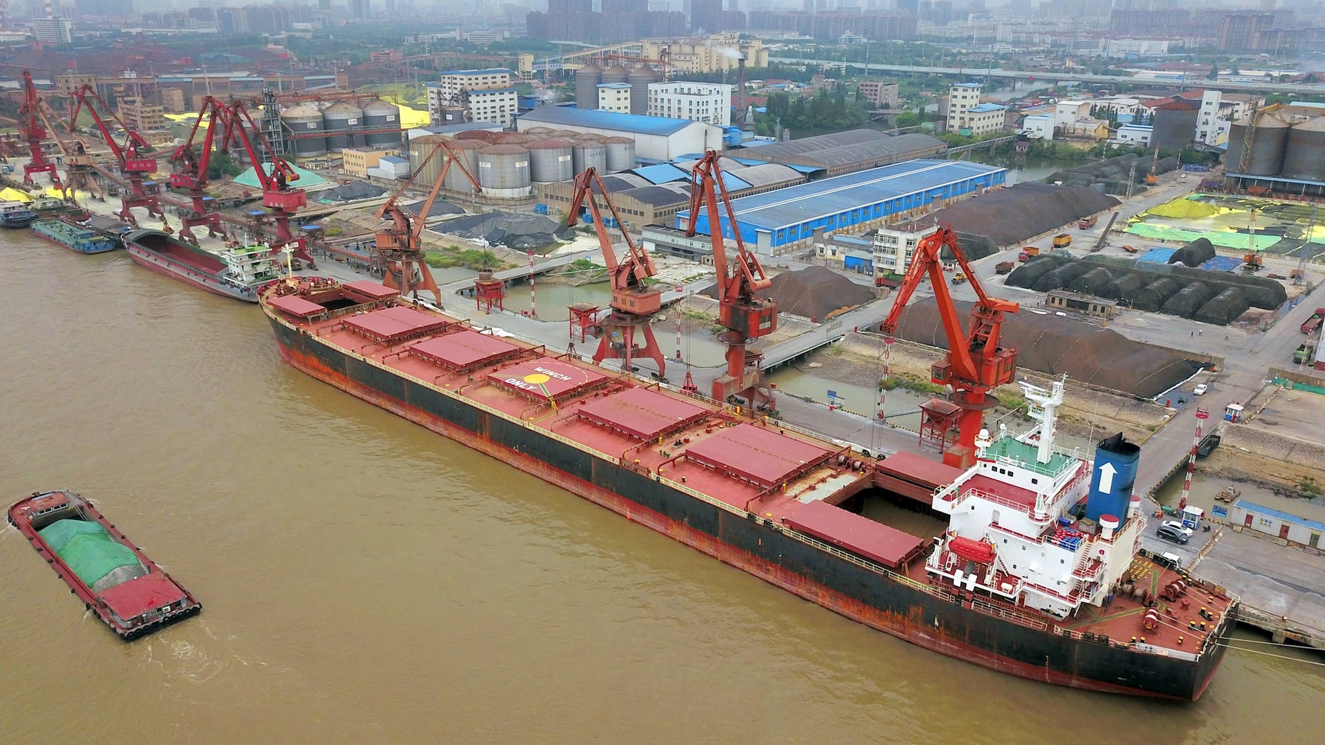 Nền kinh tế hơn 400 tỷ USD vô hiệu hóa lệnh trừng phạt của Mỹ: Bán gần 1,7 triệu thùng dầu/ngày cho khách sộp với giá cực rẻ, xả hết một nửa dầu tồn kho chỉ trong hơn tháng- Ảnh 1. Nền kinh tế hơn 400 tỷ USD vô hiệu hóa lệnh trừng phạt của Mỹ: Bán gần 1,7 triệu thùng dầu/ngày cho khách sộp với giá cực rẻ, xả hết một nửa dầu tồn kho chỉ trong hơn tháng- Ảnh 1.