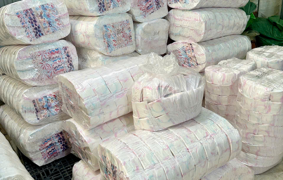 Triệt phá cơ sở sản xuất bỉm trẻ em, băng vệ sinh giả quy mô 'khủng'- Ảnh 1.